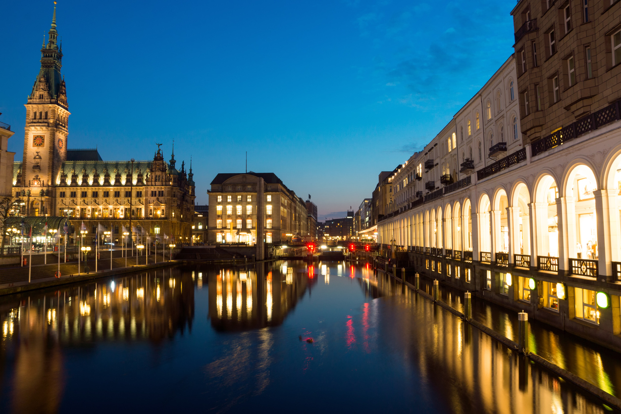 Alsterfleet and townhall at night